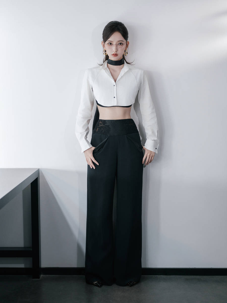 程潇戴无框眼镜高智感十足 高马尾发型干练时尚