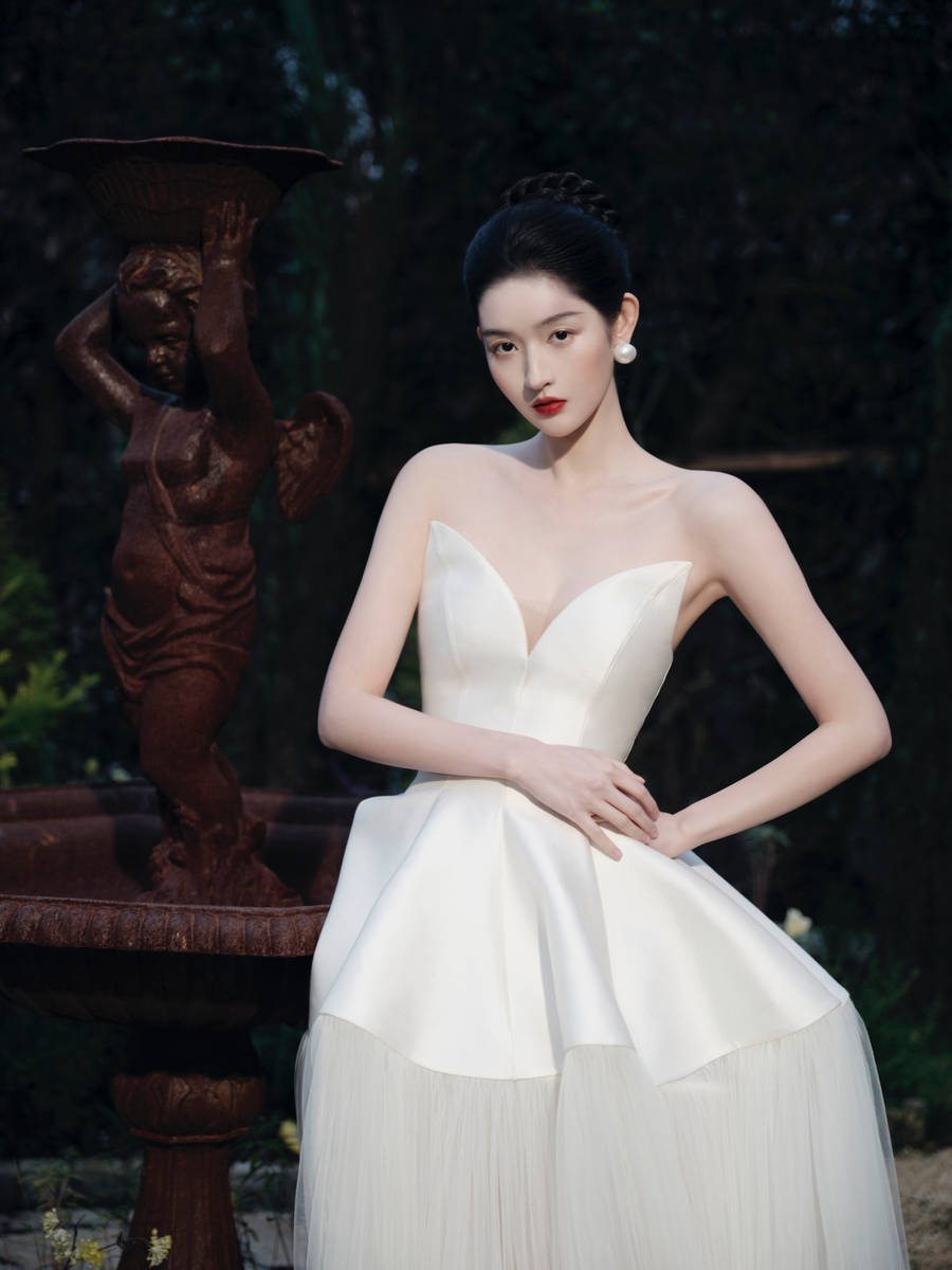 王玉雯一袭白色纱裙气质出尘 红唇吸睛反差感十足