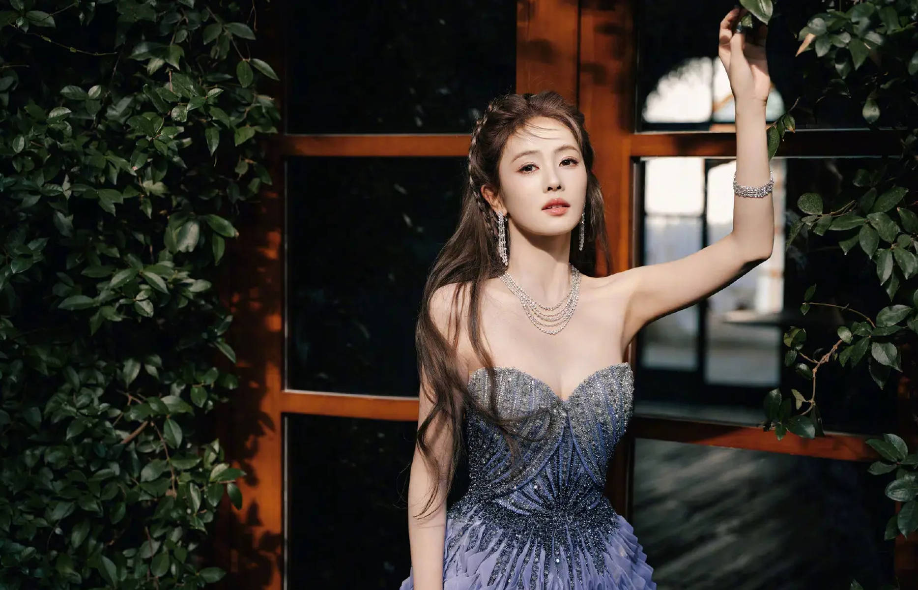 白鹿穿抹胸礼服公主登场既视感 看向镜头动作魅惑