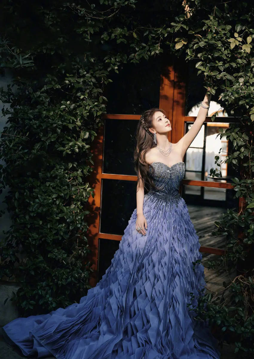 白鹿穿抹胸礼服公主登场既视感 看向镜头动作魅惑