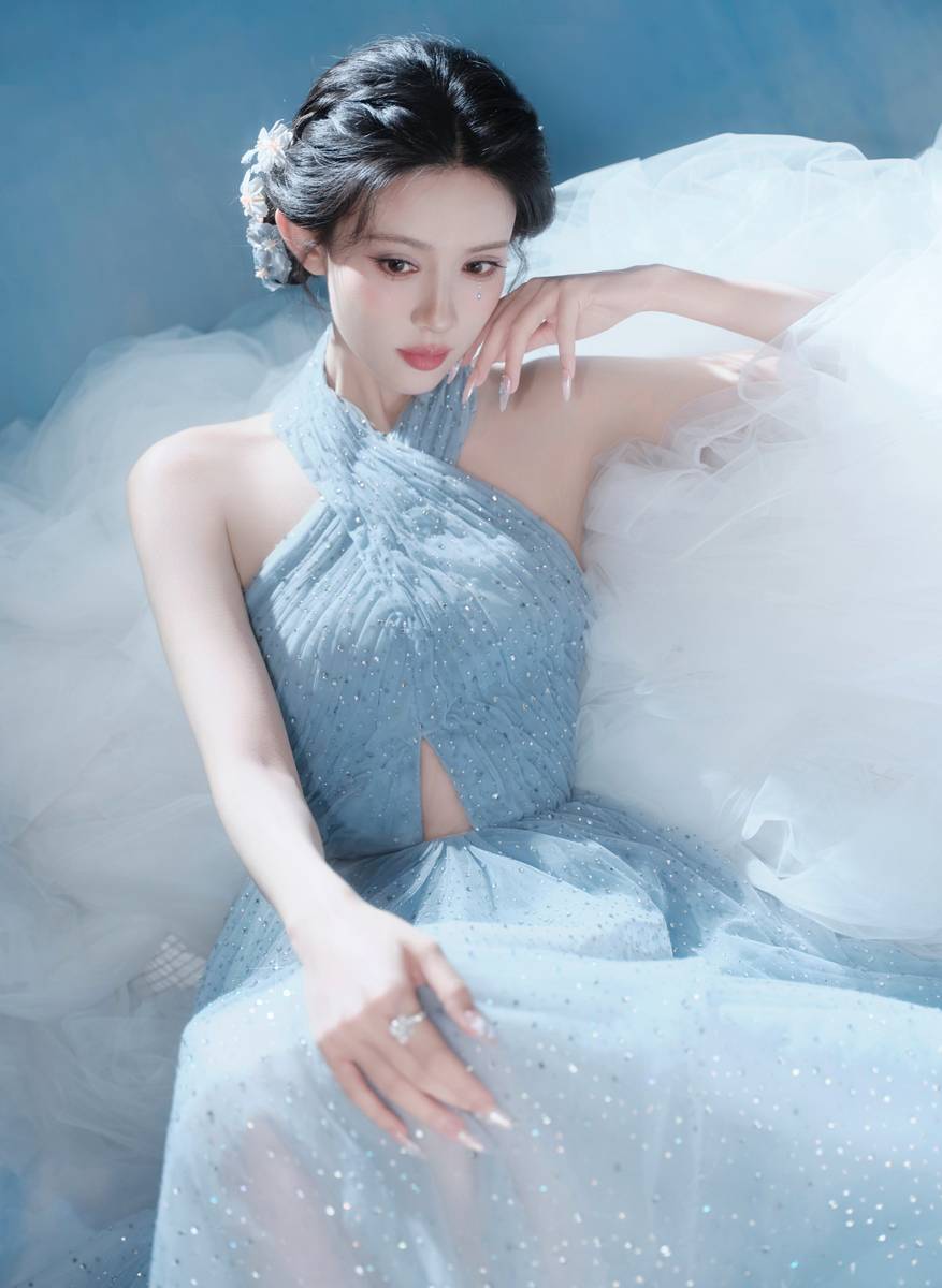 孟子义穿浅蓝星光裙出席活动 清冷优雅尽显仙韵