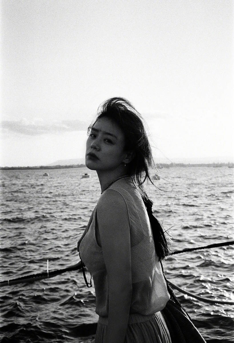 马思纯晒西西里岛旅游照!躺在礁石上吹海风好惬意