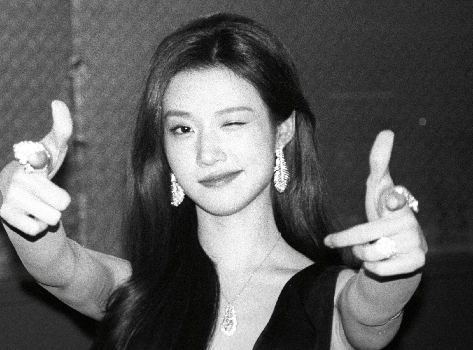 卢昱晓工作花絮曝光 神态松弛自然又可爱