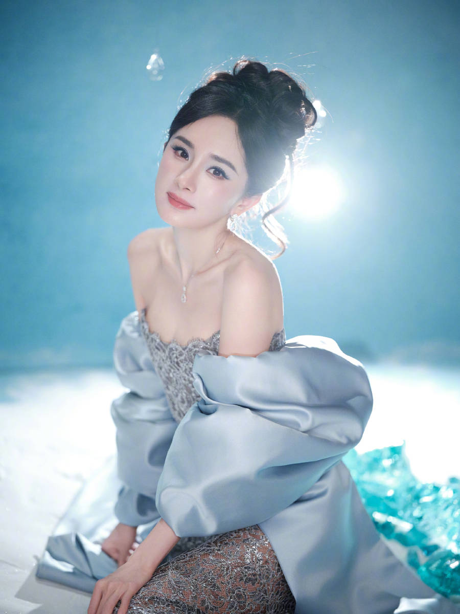 杨幂穿镂空裙性感迷人 纤细美腿若隐若现身材好