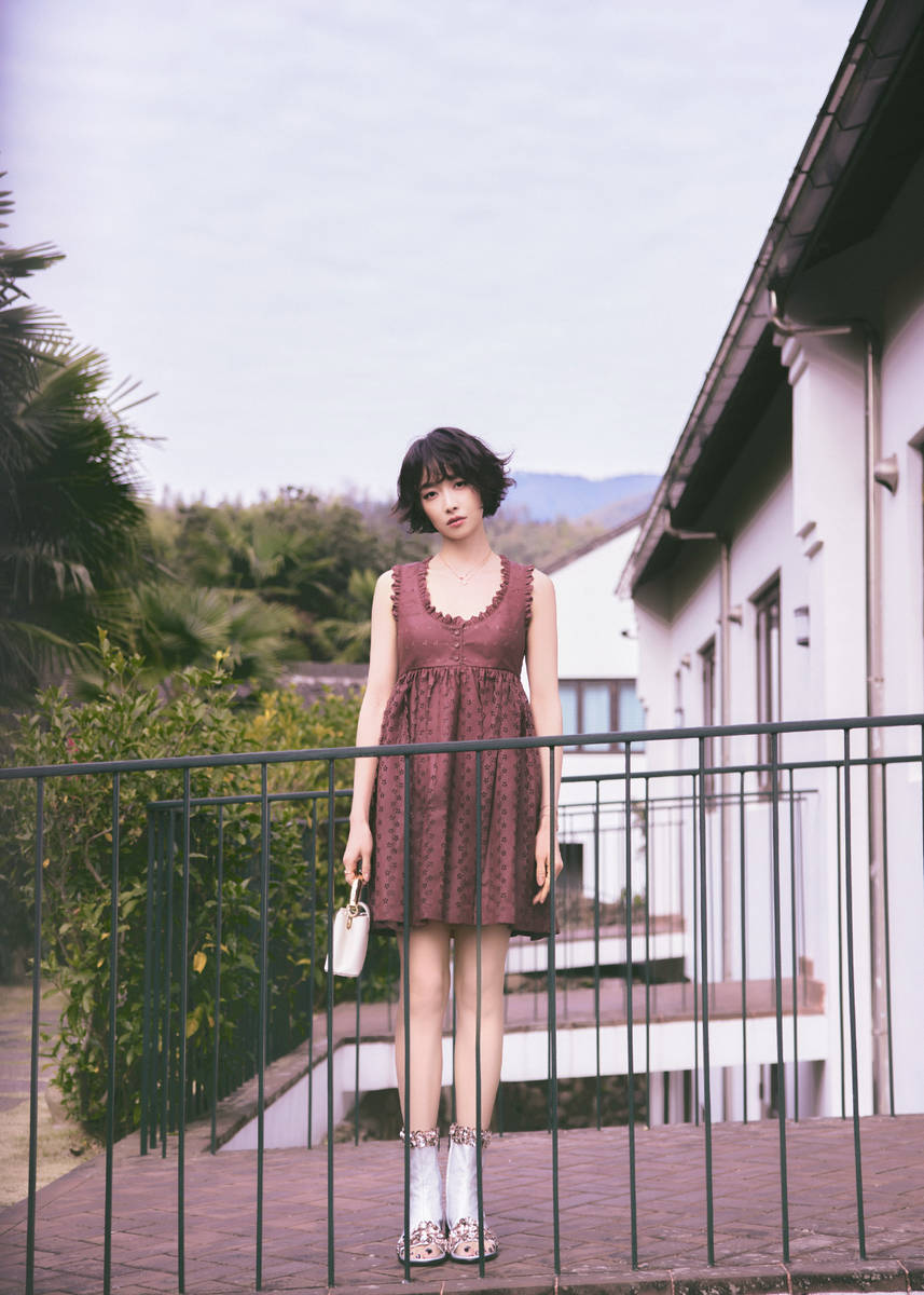 宋茜穿清凉连衣裙秀好身材!短发造型娇俏迷人