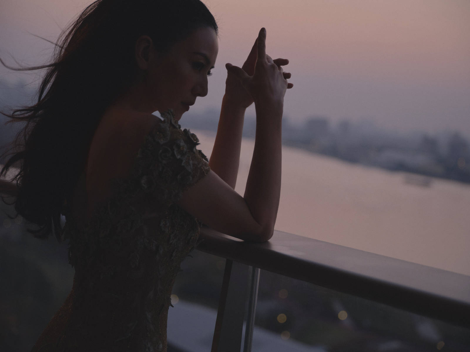 岁月不败美人 高圆圆穿金色深V礼裙美艳性感超吸睛