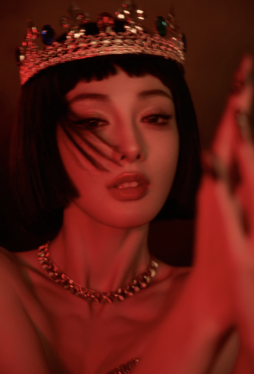 彭小苒穿鎏金裙装曲线曼妙 埃及风格造型神秘冷艳