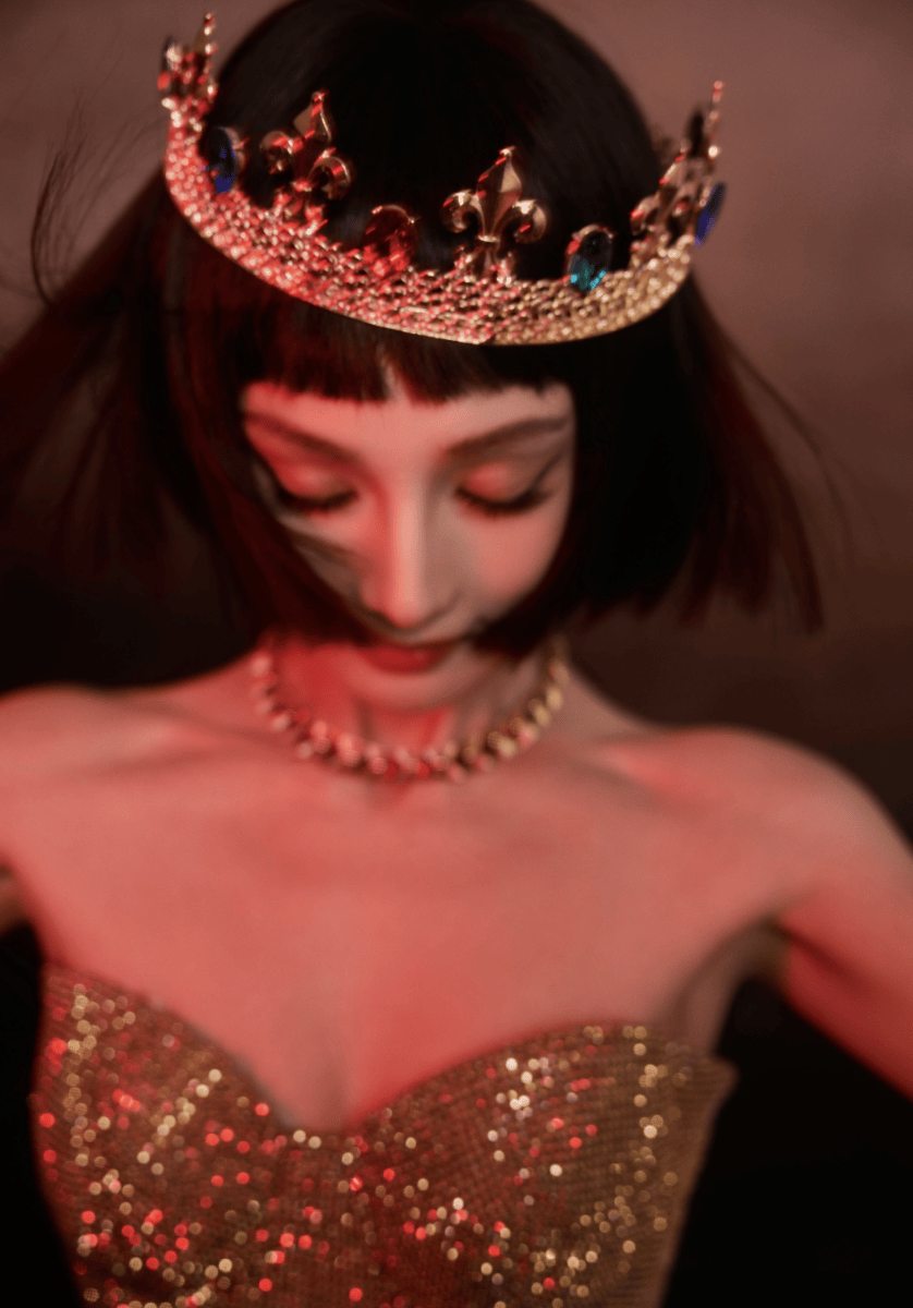 彭小苒穿鎏金裙装曲线曼妙 埃及风格造型神秘冷艳