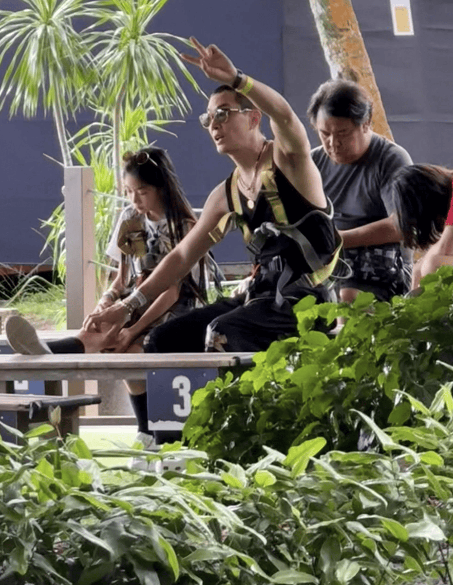 戚薇李承铉一家新加坡度假 女儿颜值出挑气质灵动