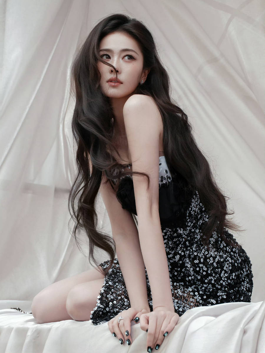 白鹿穿高开衩长裙双腿修长 身姿曼妙表情慵懒明媚