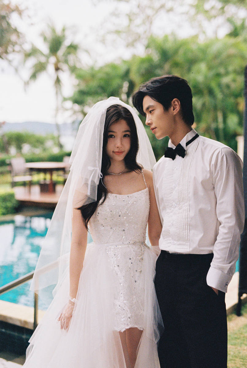 虞书欣何与晒婚纱照cp感拉满 亲昵贴贴画面养眼