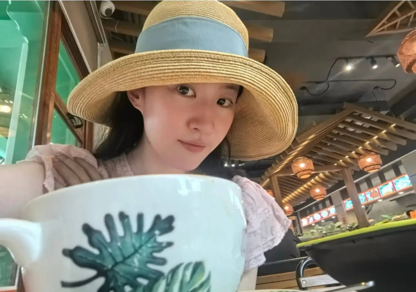 刘亦菲素颜出游优雅大方 对镜自拍表情灵动