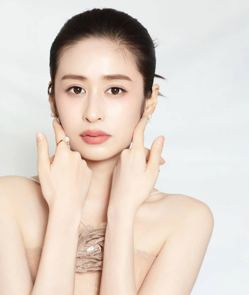 颖儿穿裸色吊带裙身材凹凸有致 侧脸微笑明媚优雅