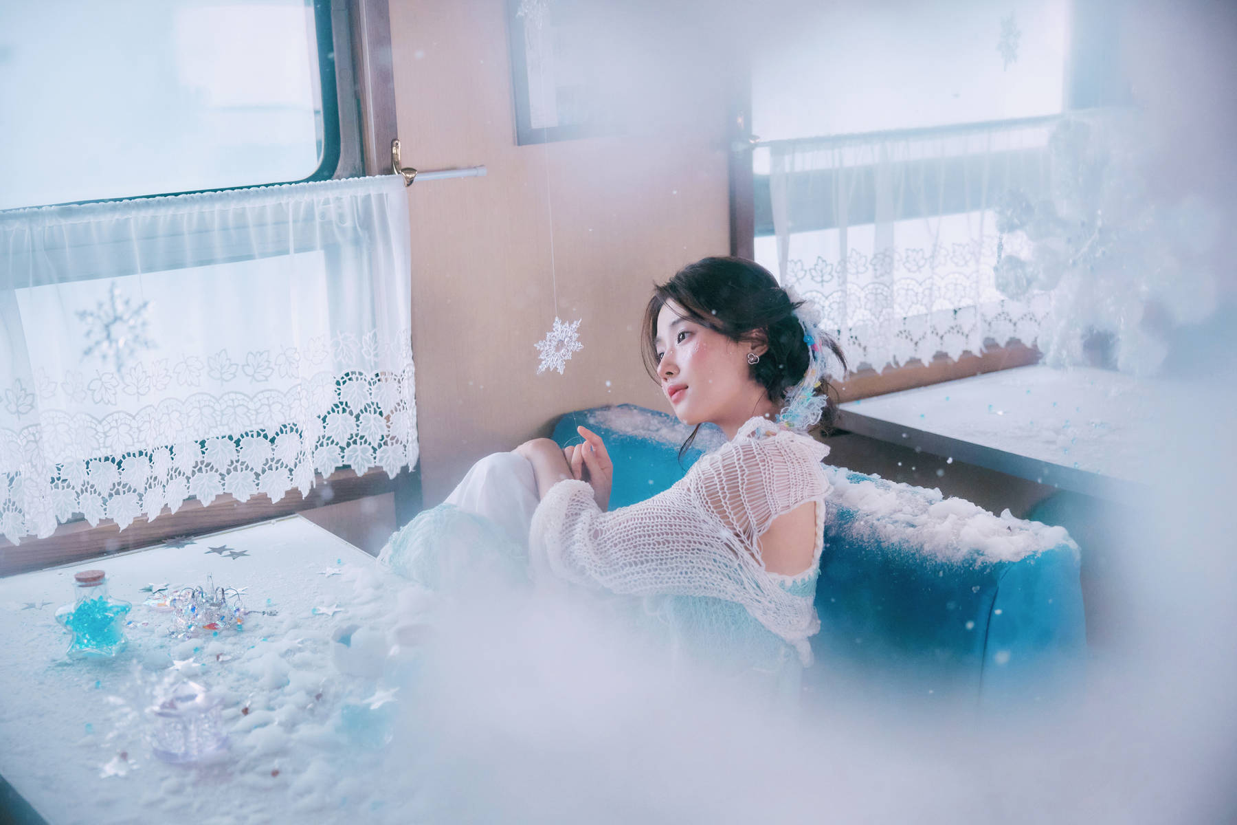 卢昱晓化身冰雪公主精致美丽 垂眸沉思显梦幻氛围