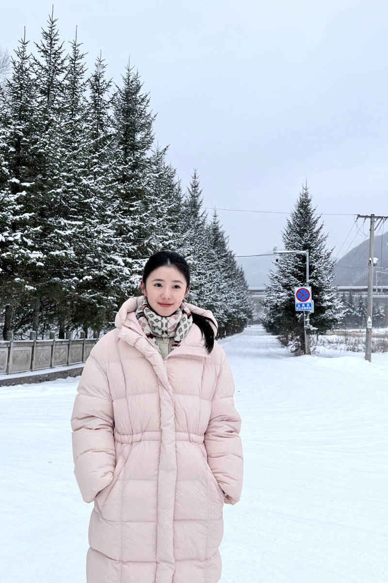 刘浩存穿粉色羽绒服笑容清甜 雪中奔跑充满生命力