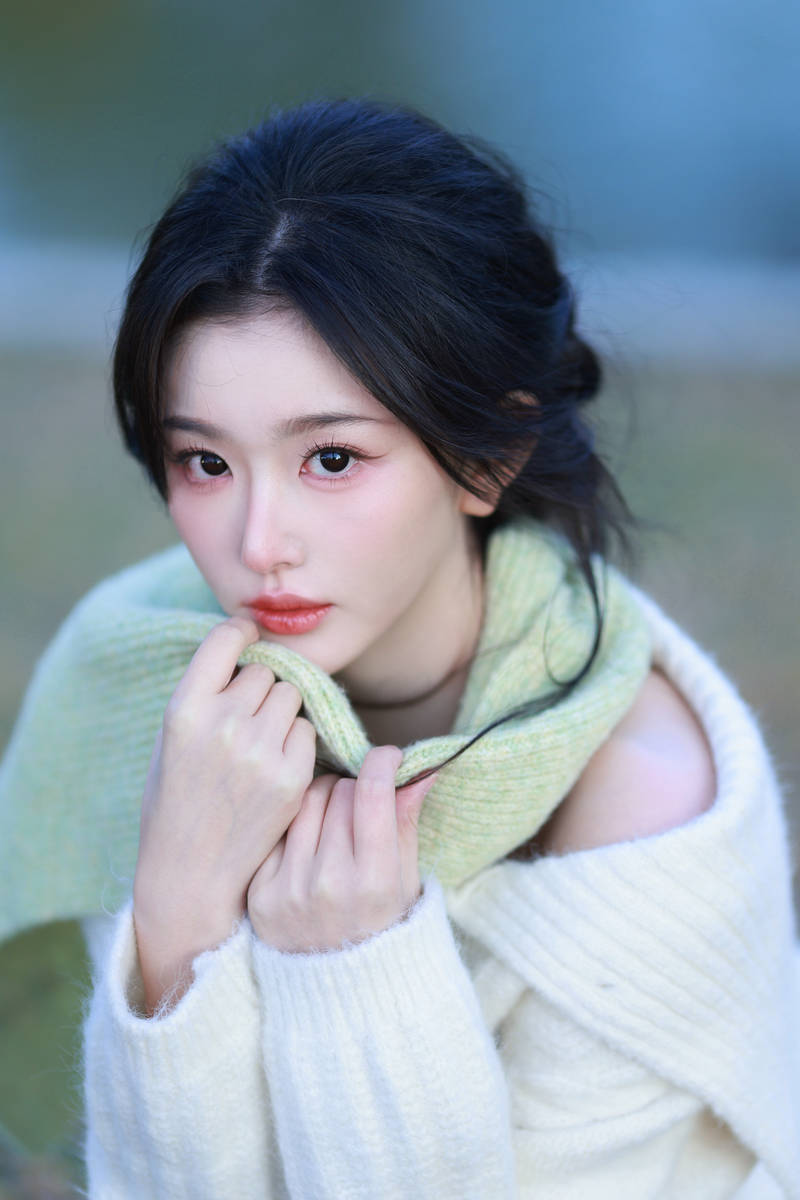 孔雪儿穿白毛衣眼神清冷忧郁 小秀香肩破碎感满满