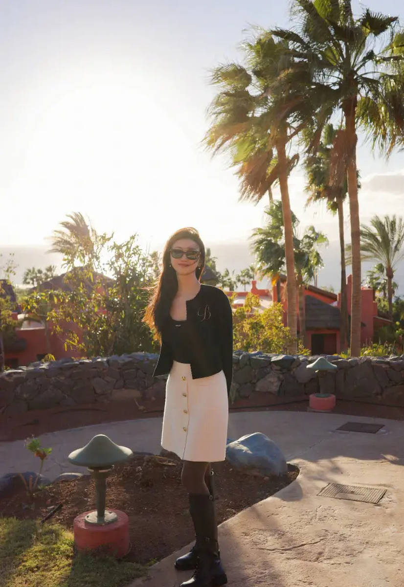 景甜黑衫搭白裙在海边度假 椰林落日氛围感拉满