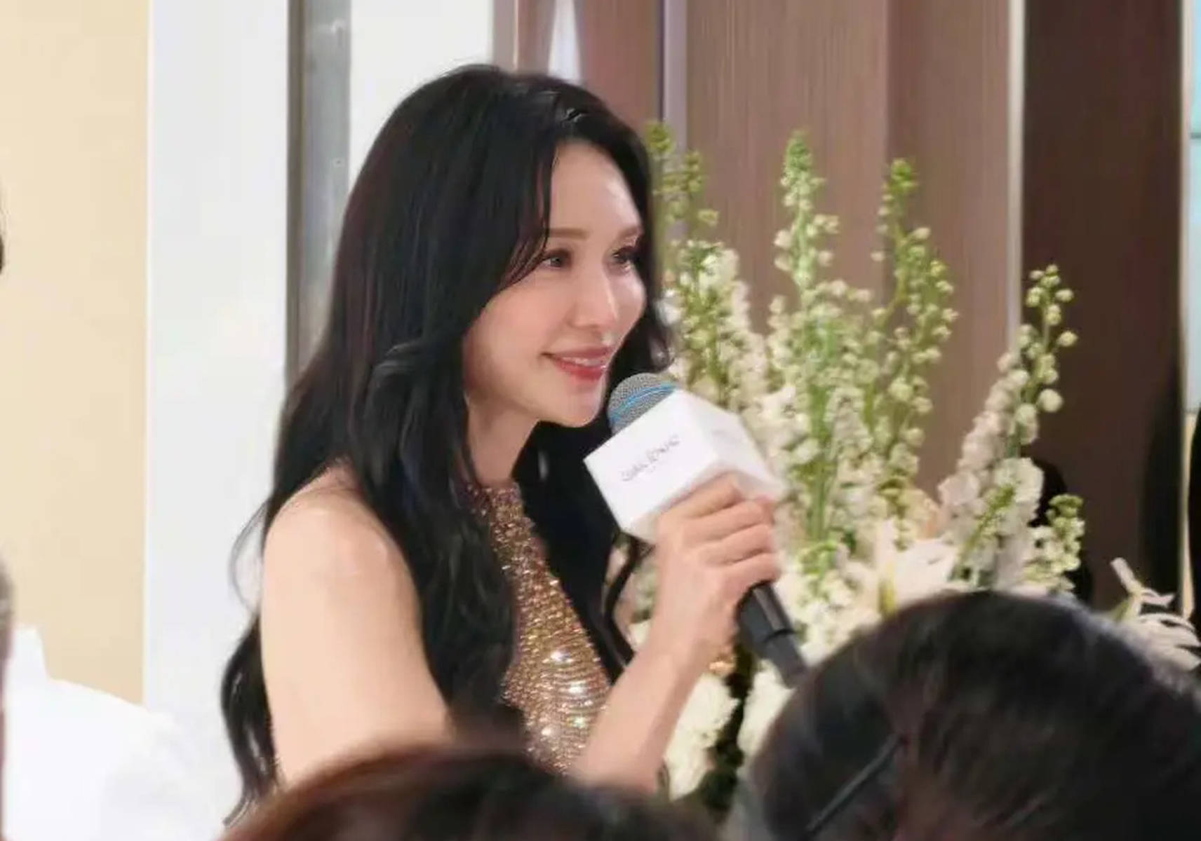 林志玲穿金色亮片裙优雅亮相 温柔浅笑状态极佳