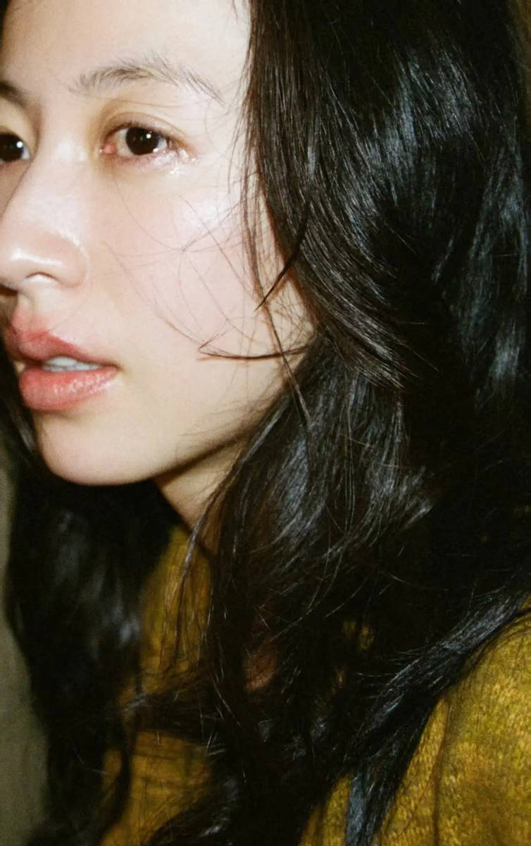 周雨彤破碎感写真释出 清冷坚韧尽显故事张力