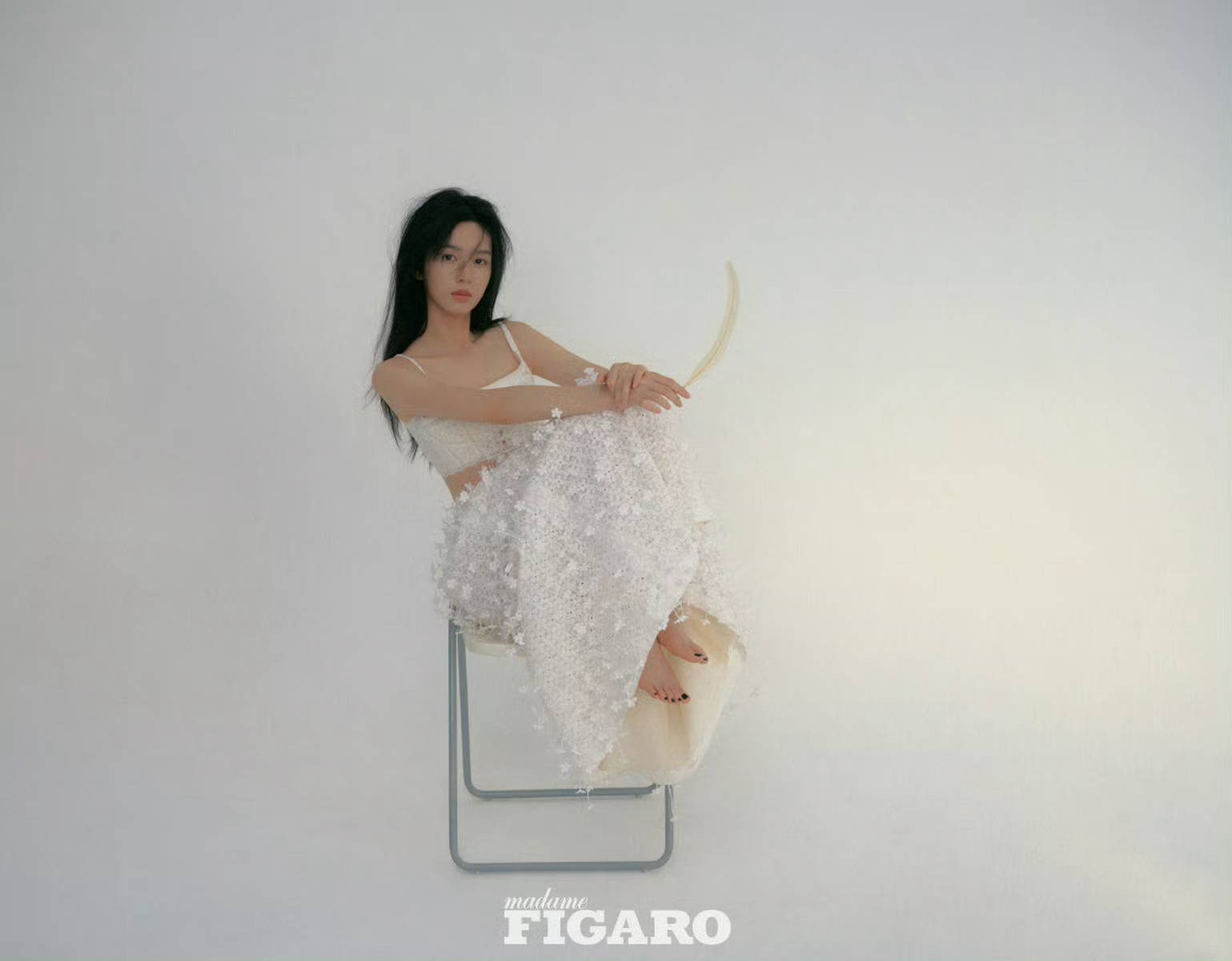 周也赤脚穿白裙慵懒感十足 光影交错间尽显少女感