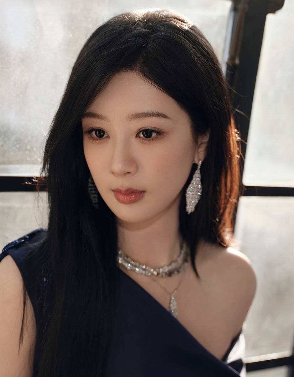 杨紫穿露肩长裙身姿曼妙 窗畔浅笑探头氛围感满满