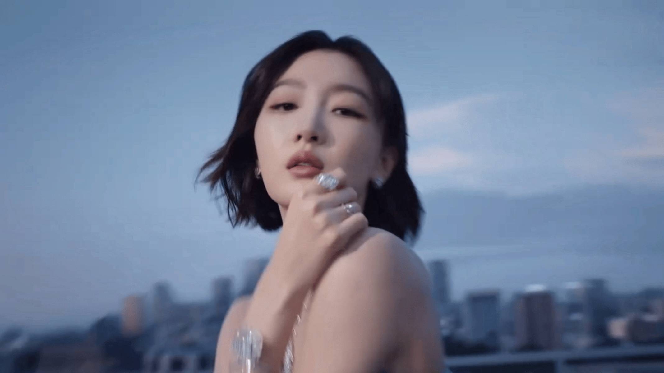 周冬雨穿浅蓝吊带裙置身天台 清冷优雅高级感拉满