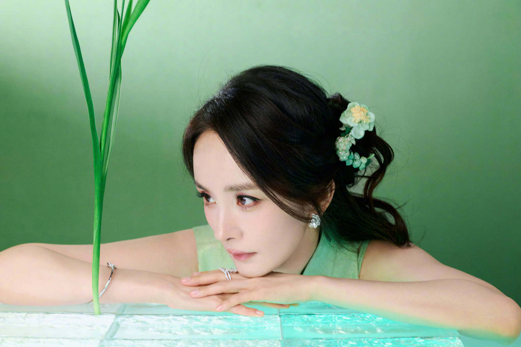 杨幂最新竹林大片绿意盎然 优雅穿搭尽显东方韵味