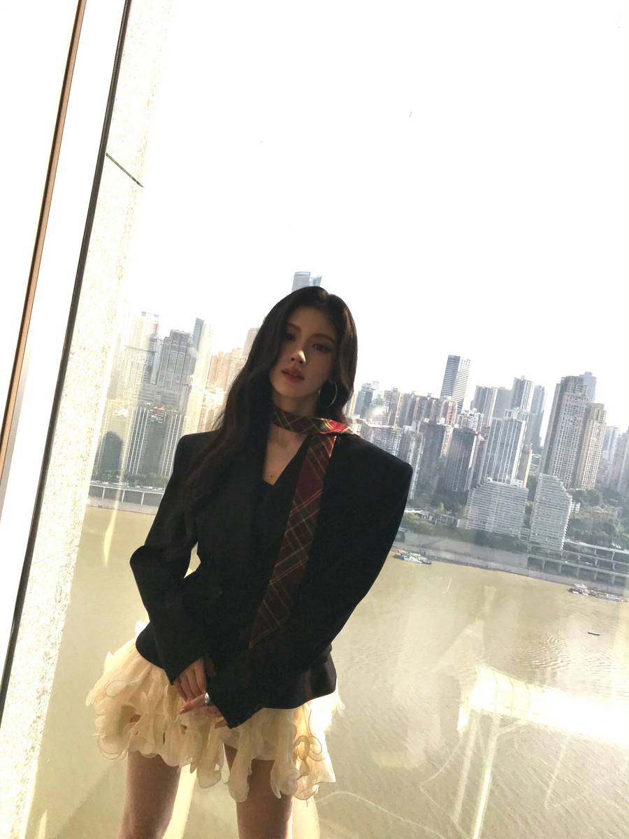 鞠婧祎穿黑西装搭白短裙 双腿又细又长酷飒吸睛