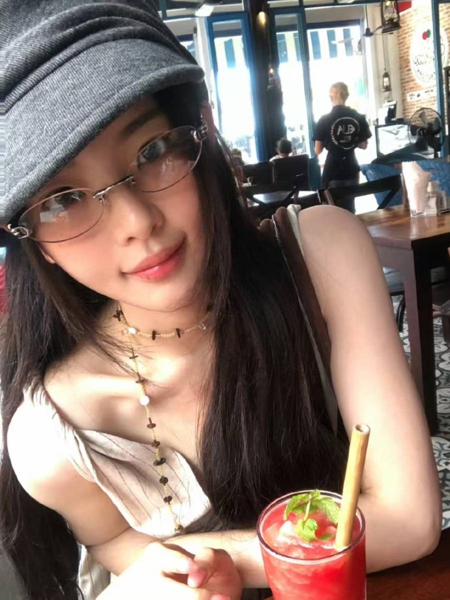 杨超越晒素颜自拍照 皮肤清透体态挺拔松弛又鲜活
