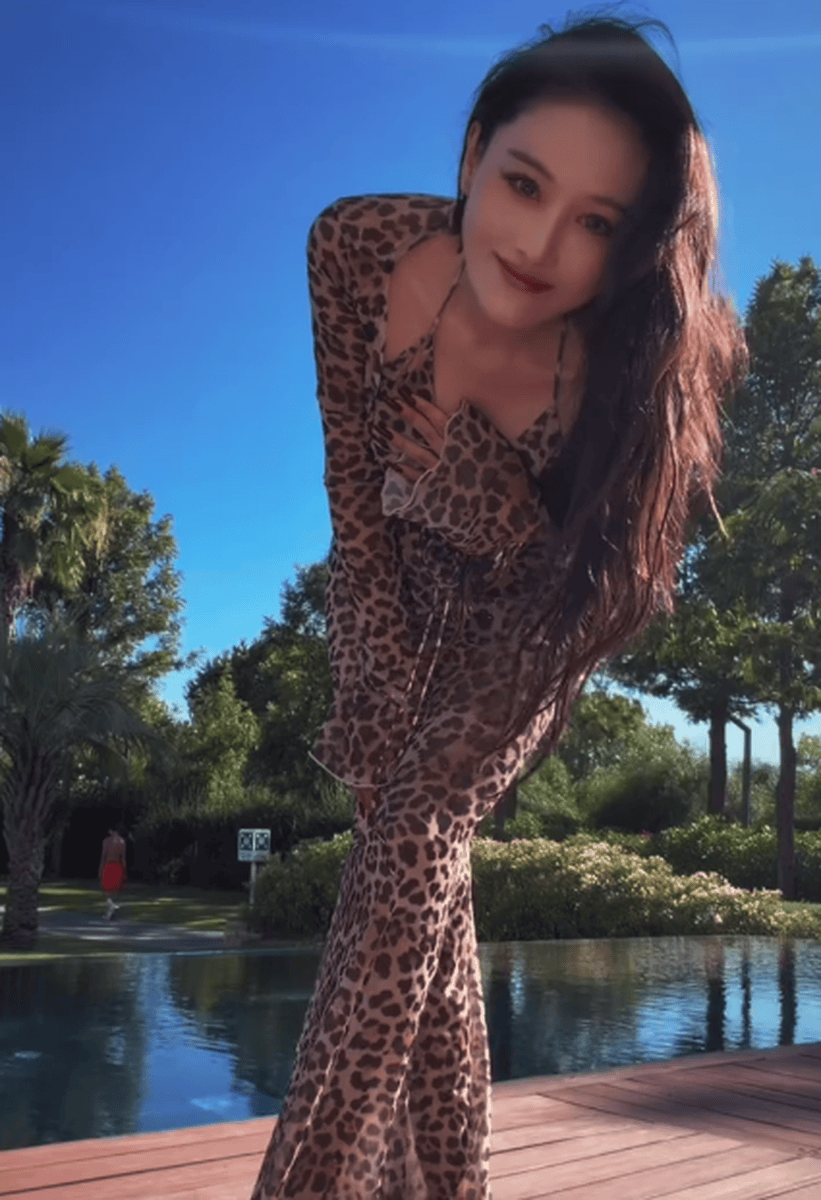 张馨予穿豹纹连衣裙度假 妩媚撩人身材火辣