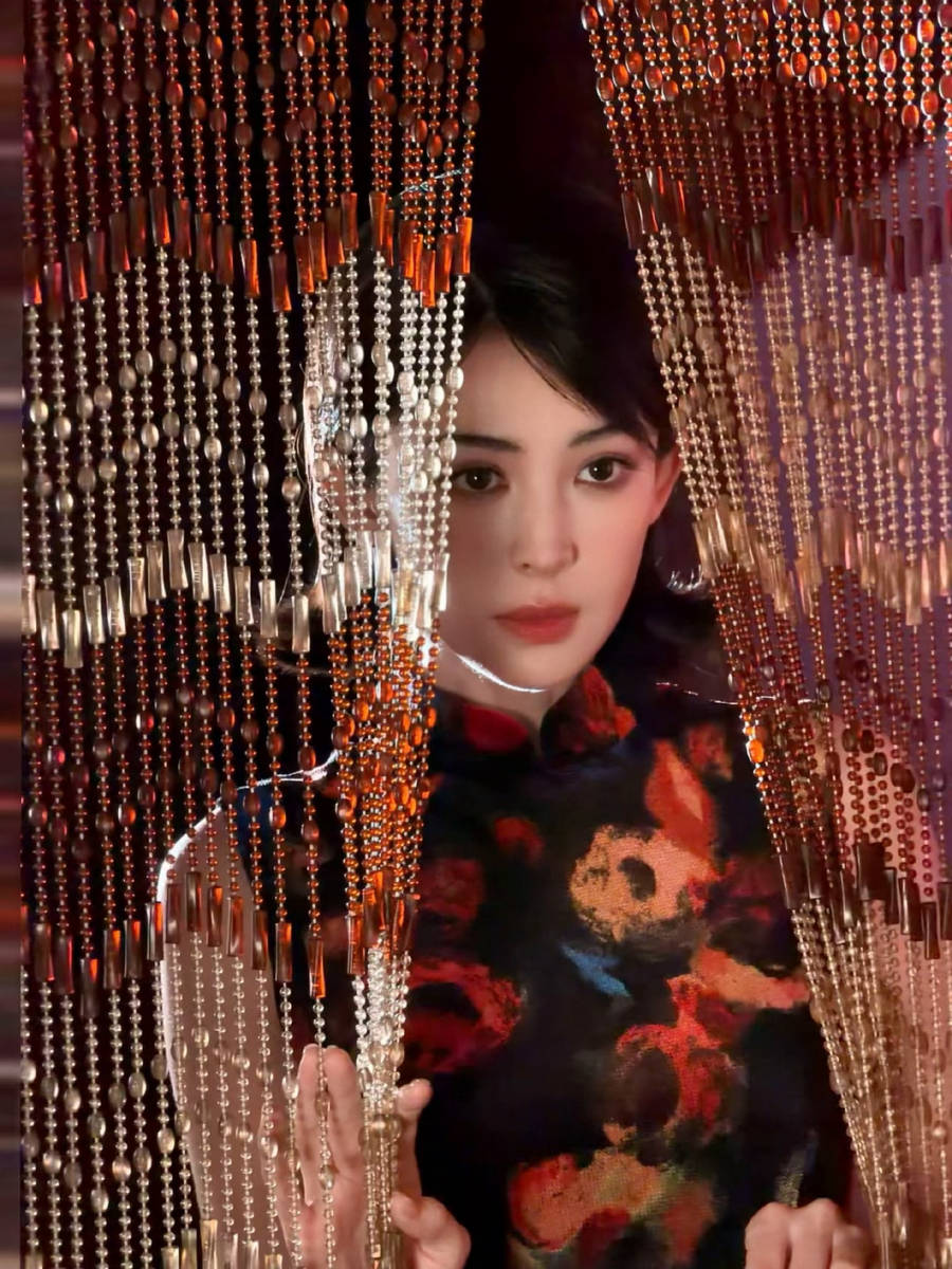 娜扎穿无袖旗袍裙风情万种 勾勒曼妙身姿曲线迷人