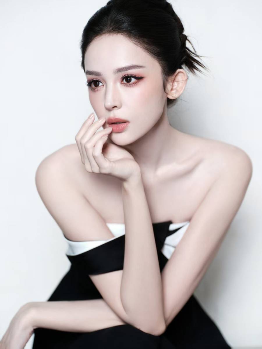 娜扎穿抹胸长裙梳优雅盘发 冷冽高级美出新高度