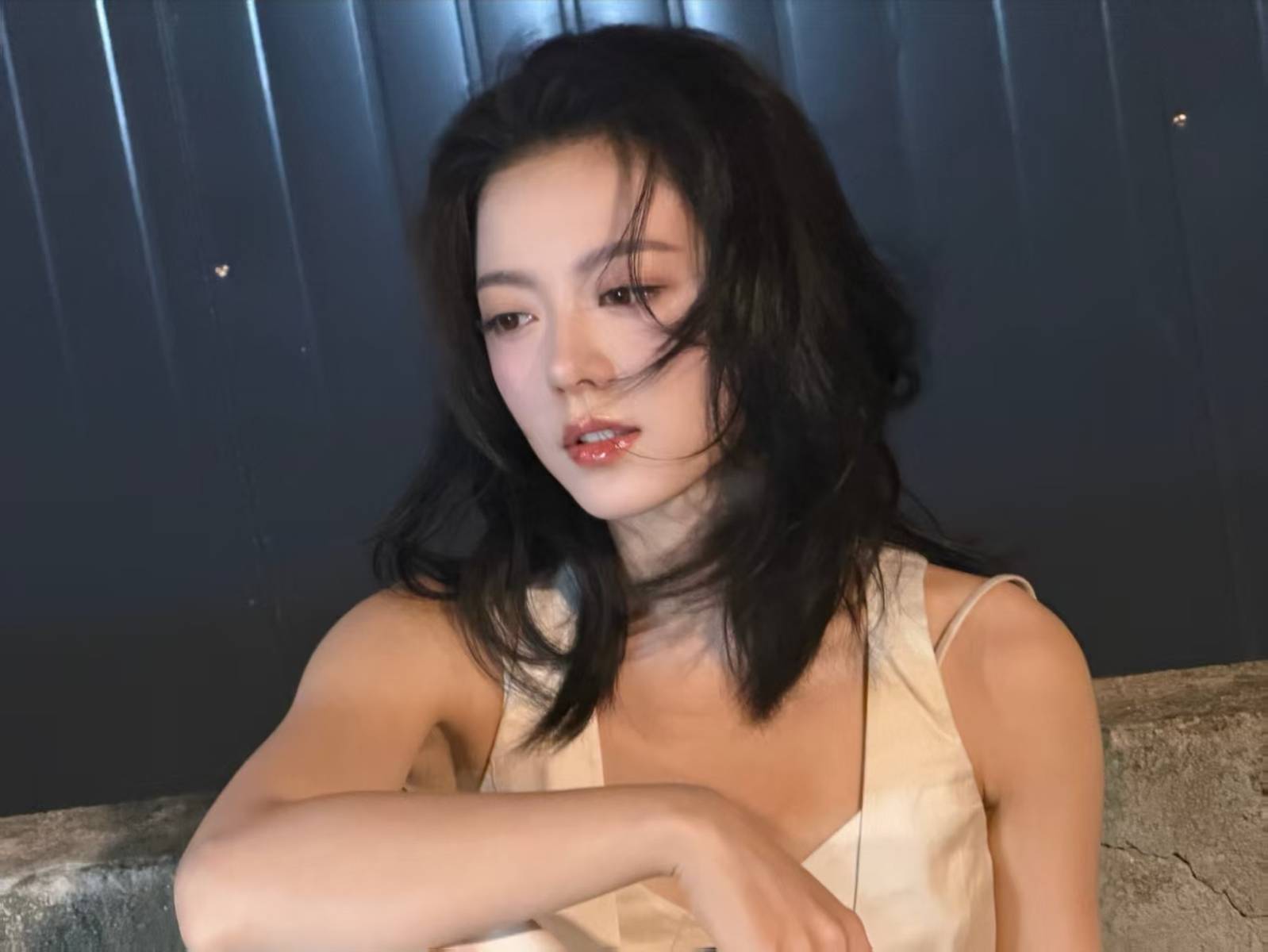 赵今麦穿马甲搭阔腿裤 夜色中酷飒随性尽显故事感