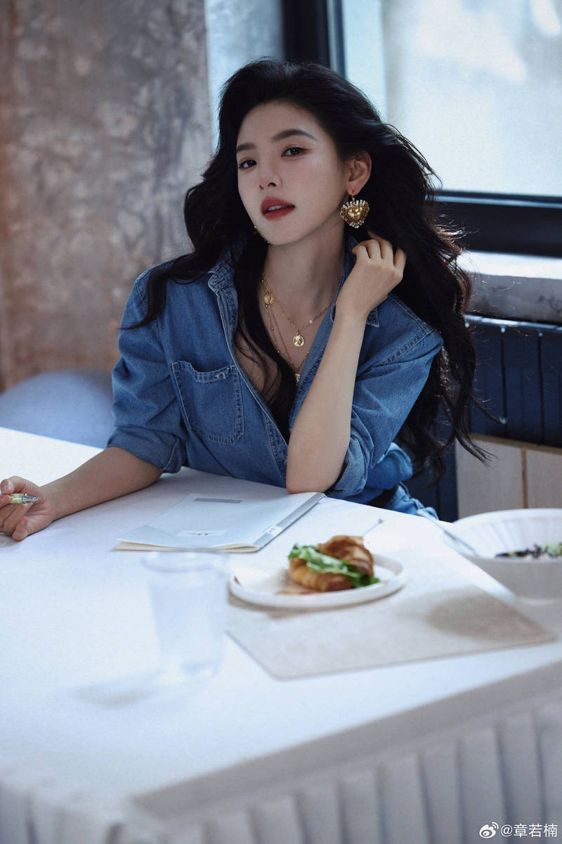 章若楠穿牛仔套装配吊带 满是明媚的少女气息