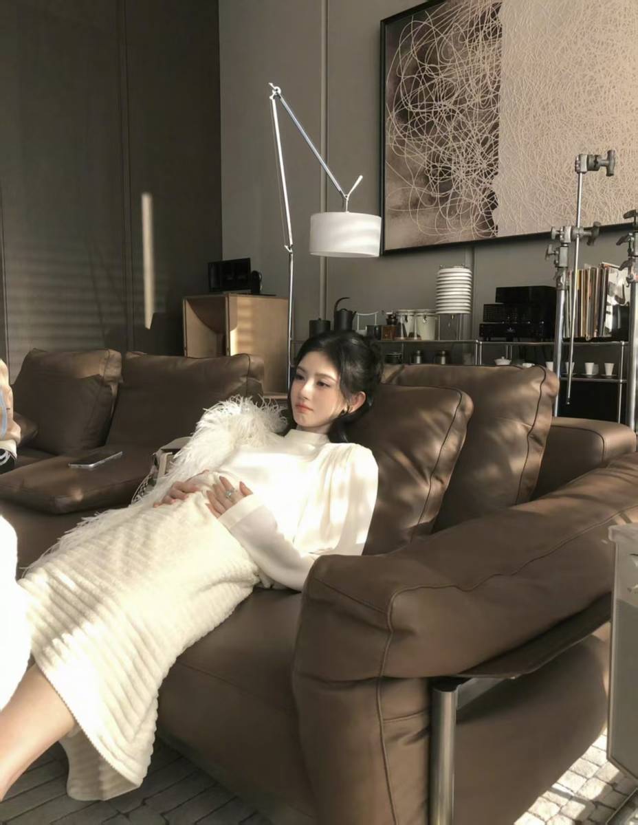 鞠婧祎穿羽毛上衣搭包臀短裙 慵懒贵气精致灵动
