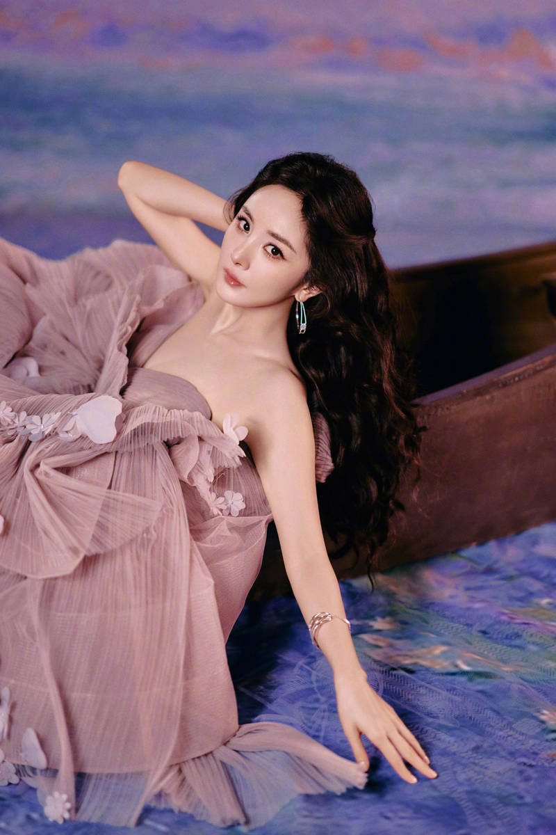 杨幂抹胸纱裙点缀立体花朵 宛如油画里的花中仙子