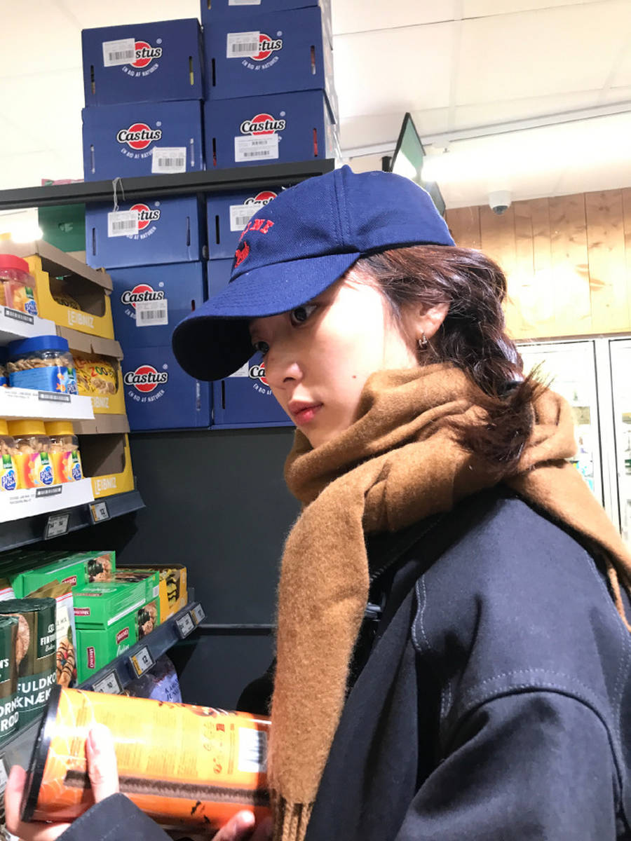 孙千藏蓝棒球帽配焦糖围巾 冬日简约松弛穿搭模版
