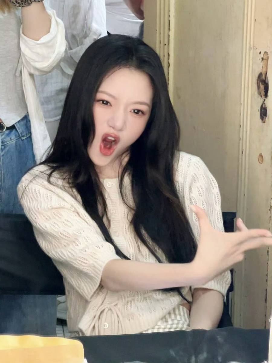 任敏白衬衫日常搞怪随拍 灵动俏皮宛如邻家妹妹