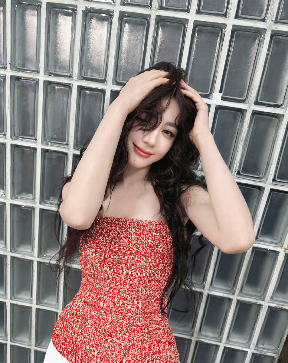 迪丽热巴穿红色抹胸慵懒妩媚 对镜比耶又纯又欲