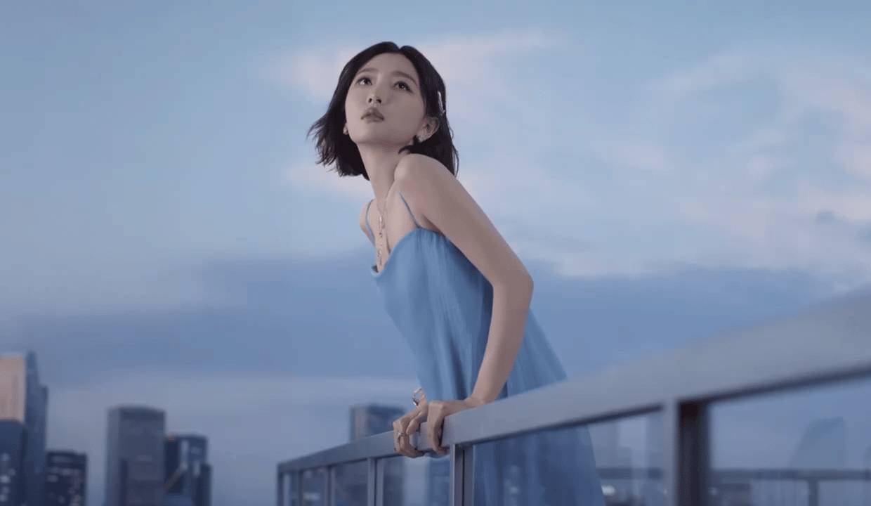 周冬雨穿浅蓝吊带裙置身天台 清冷优雅高级感拉满