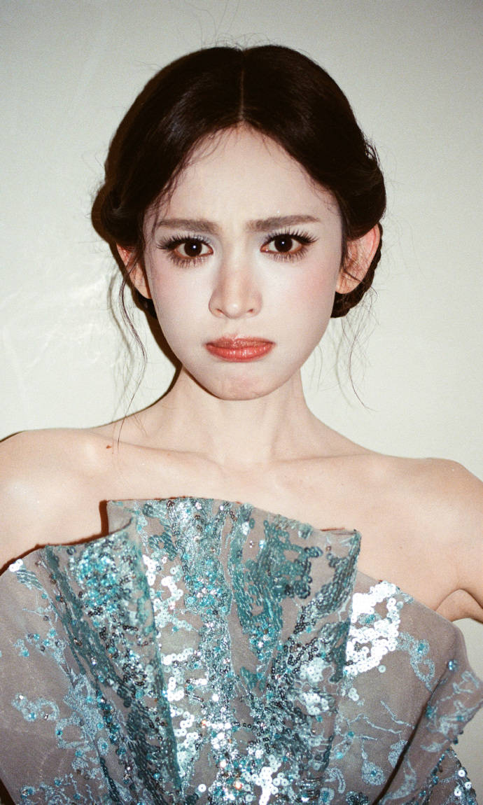 古力娜扎身穿冰蓝色亮片抹胸裙 清透美丽气质十足