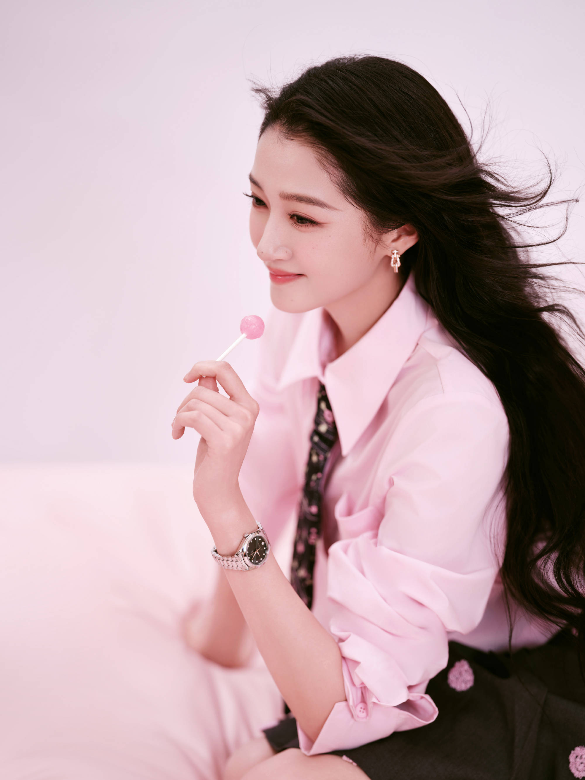 关晓彤穿粉嫩衬衣清新甜美！秒变糖果少女娇俏可人
