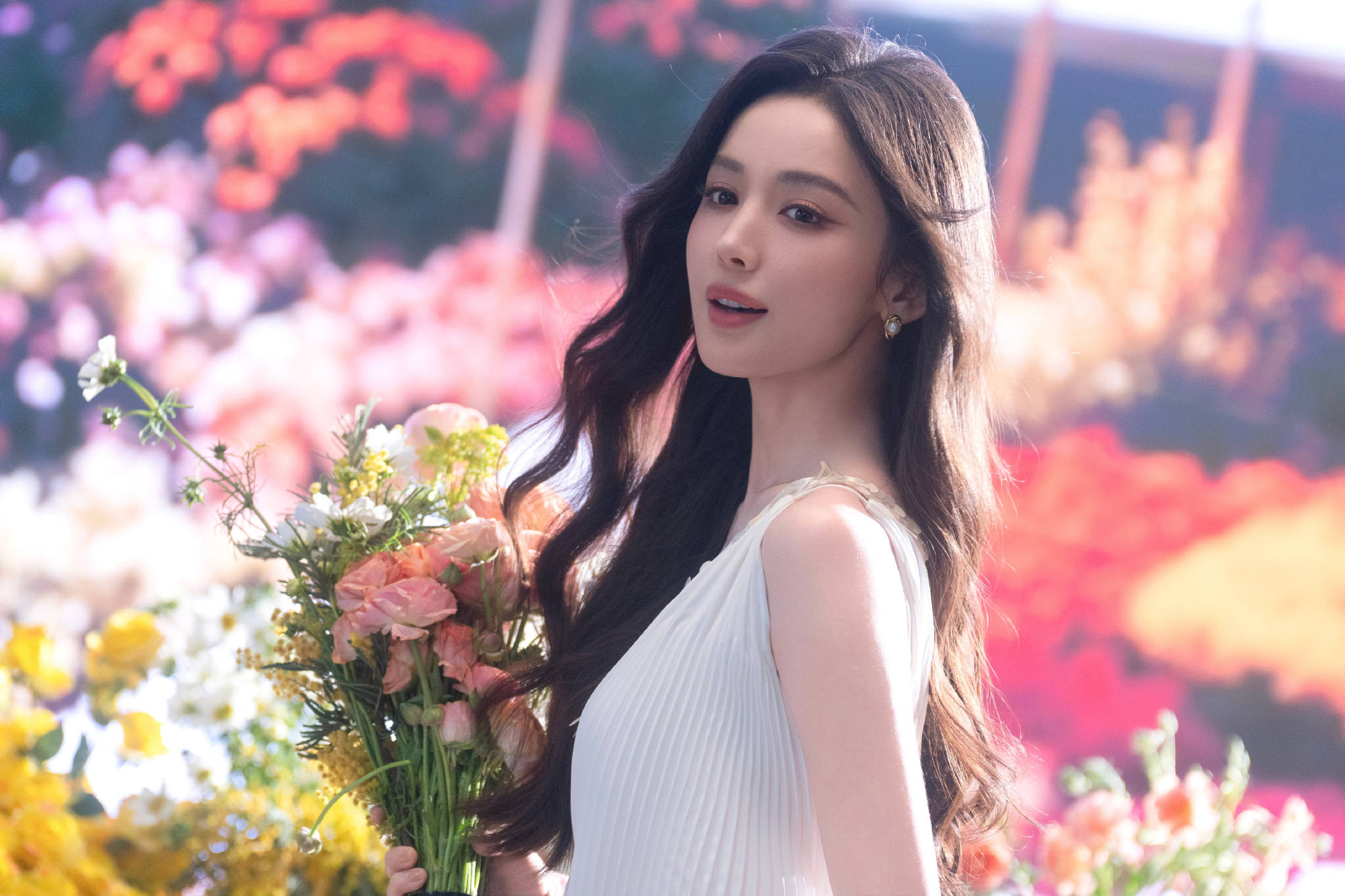 娜扎化身春日捧花少女！穿白色长裙气质清纯动人