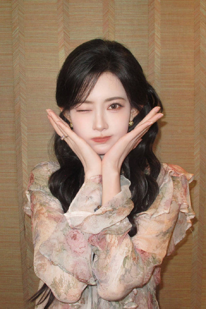 孟子义穿碎花衬衫配牛仔短裙 与墙绘合照甜美俏皮