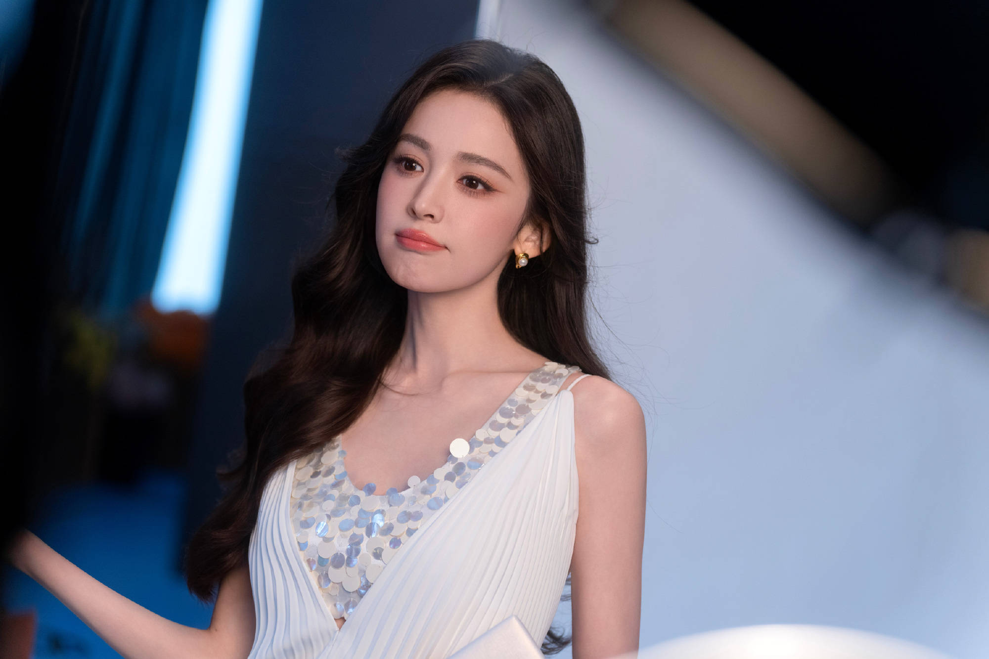 娜扎化身春日捧花少女！穿白色长裙气质清纯动人