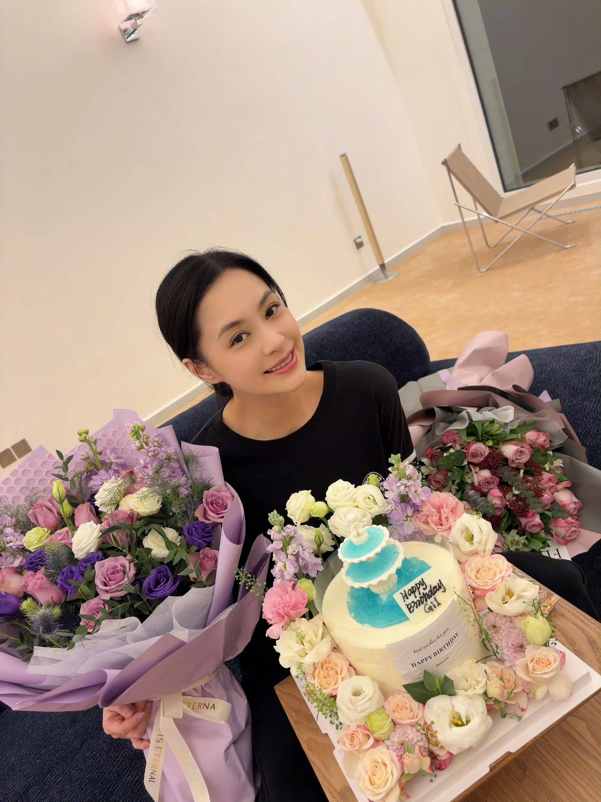 钟欣潼生日置身花海 霍汶希卡点送祝福情谊满分