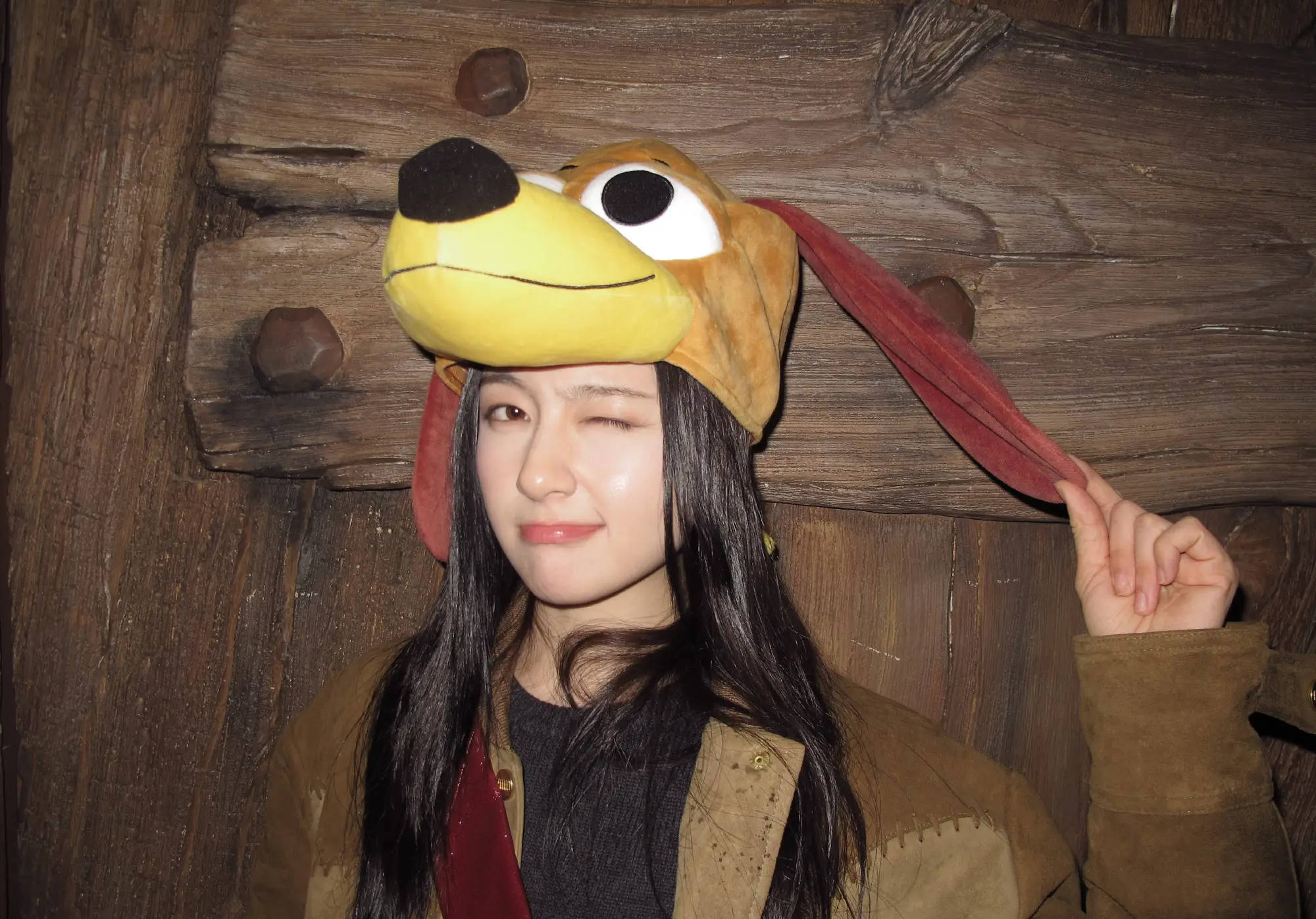 李兰迪晒迪士尼美照 带布鲁托帽子可爱俏皮