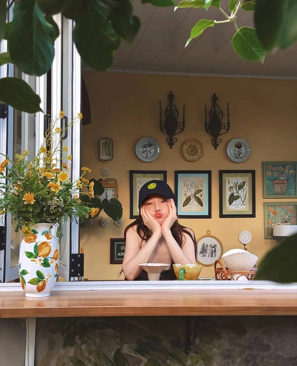 李小璐甜美比心自在随性 穿迷彩吊带衫身材火辣