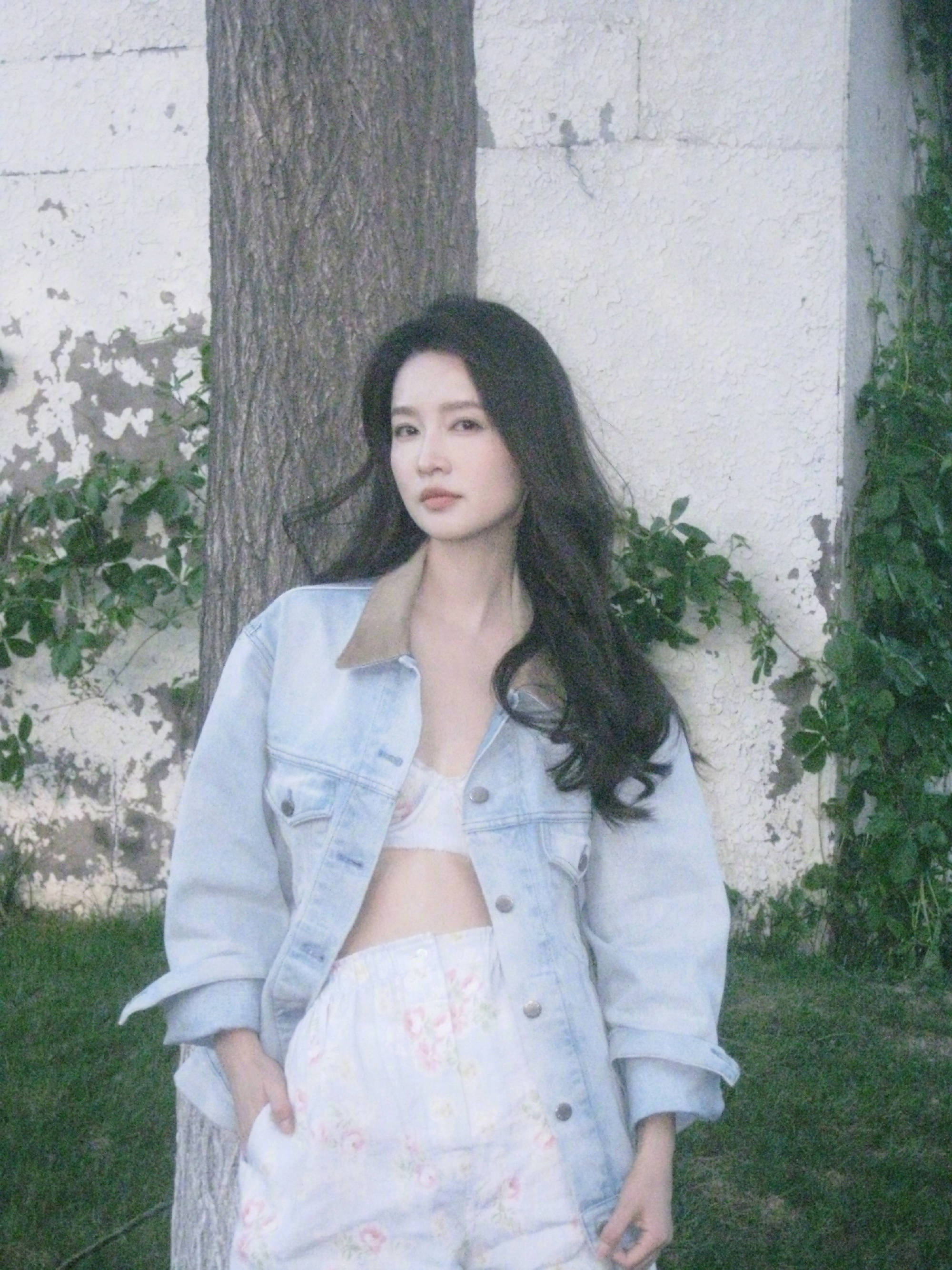 李沁穿印花抹胸短裤秀身材 打扮清凉迎接炎热夏日
