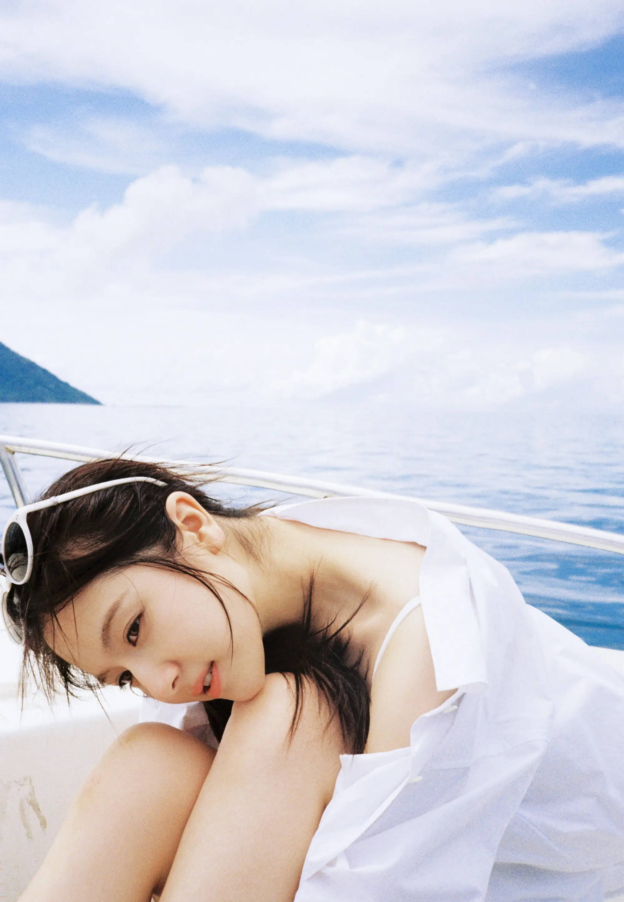 李兰迪晒海上游艇美照！穿蓝白条纹泳衣大方秀美腿